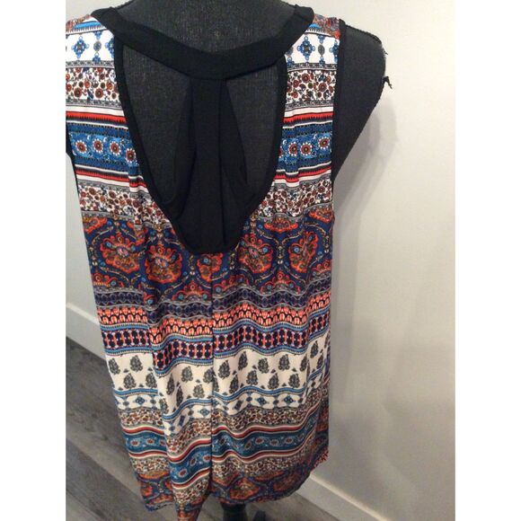 Plus size 2X Sleeveless V Neck Print Top Open Back Front of Closet - Picture 5 of 6